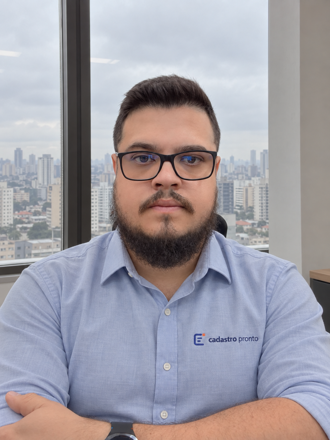 Rafael Soares, responsável pelo Cadastro Pronto, com camisa social da marca